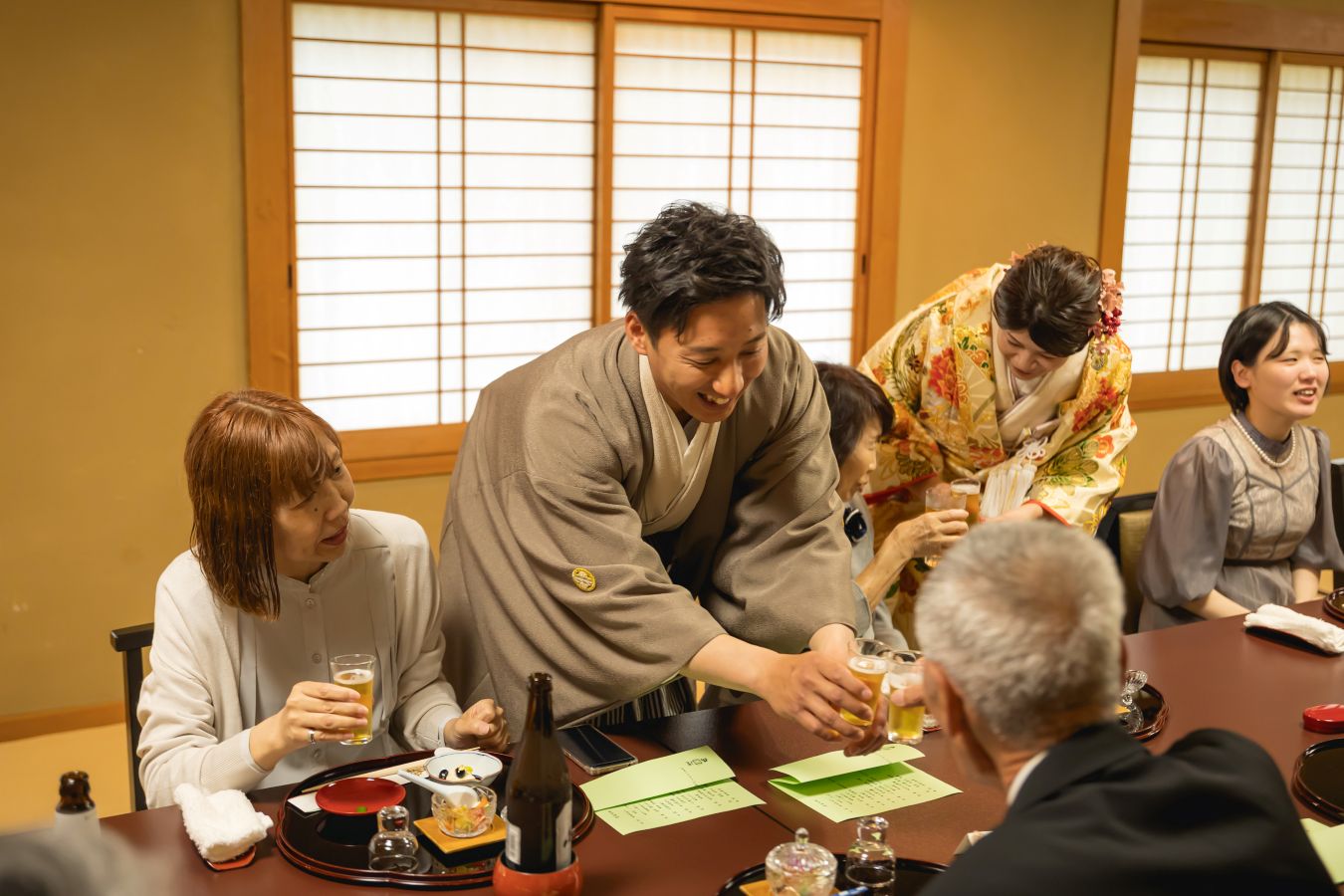 伊佐爾波神社でご結婚式後栴檀でお食事をされたお客様の写真　ご家族様にご挨拶周りをする新郎新婦様