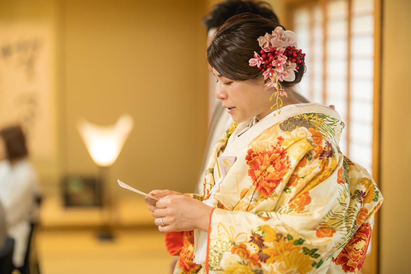 伊佐爾波神社でご結婚式後栴檀でお食事をされたお客様の写真　ご両親様へ感謝の手紙を読む色打掛姿の新婦様