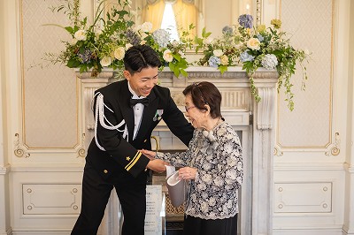 萬翠荘挙式　大切なゲストの手を引く優しい新郎様