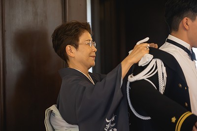 萬翠荘挙式　新郎様とご家族のジャケットセレモニー