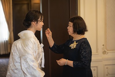 萬翠荘挙式　白無垢姿の新婦様へ紅差しの儀