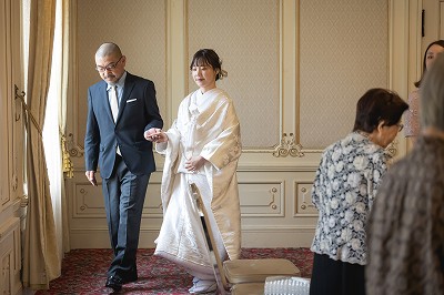 萬翠荘挙式　家族に手を引かれ入場　白無垢姿でしとやかに