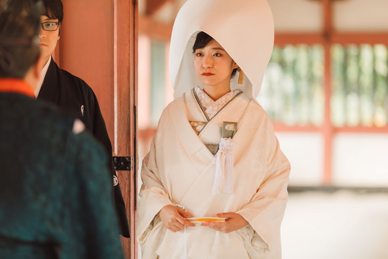 道後うめ乃やでご結婚式を挙げられたお客様の写真　神前式のリハーサルで説明を聞く白無垢姿の新婦様