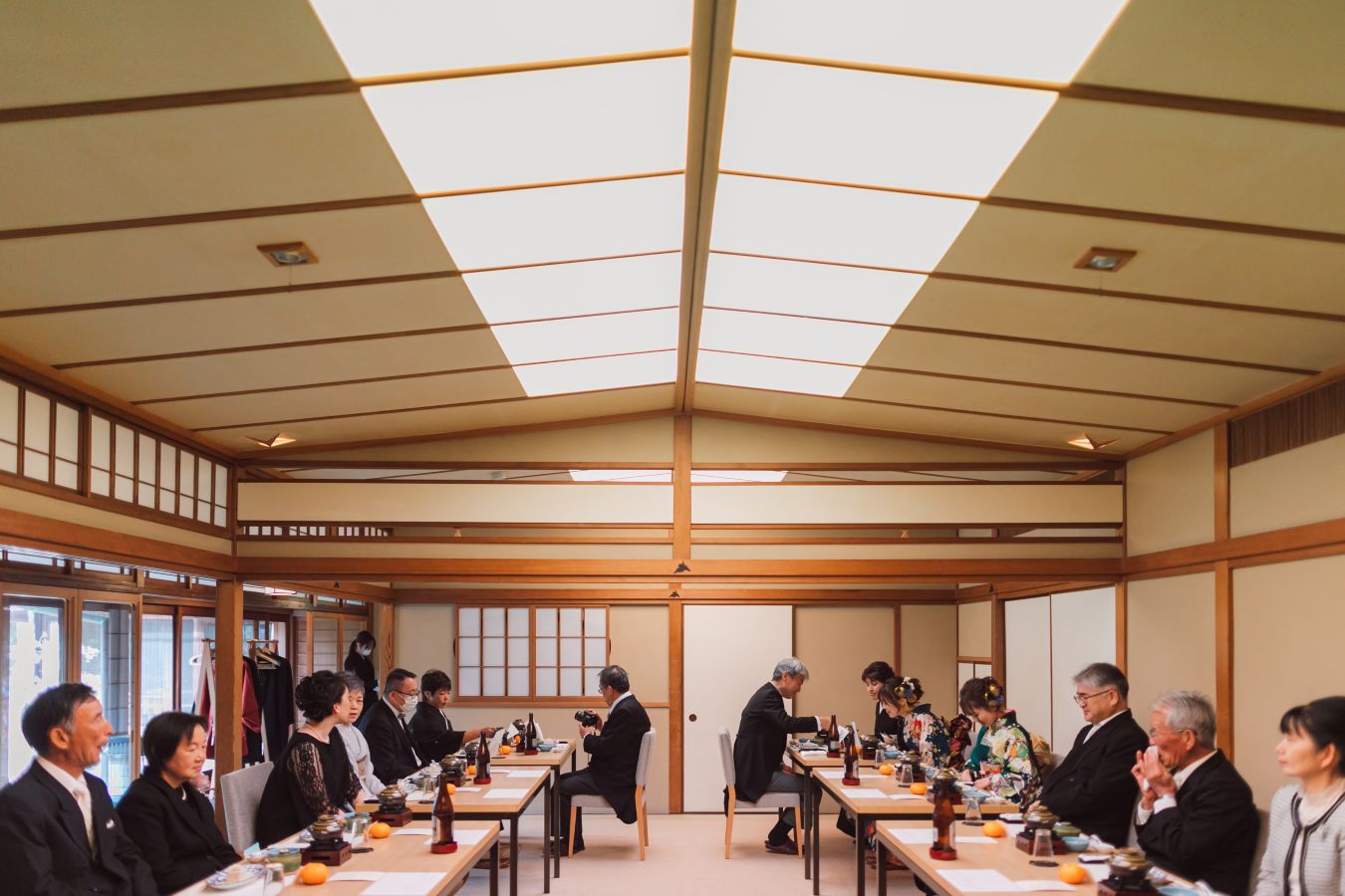 道後うめ乃やでご結婚式を挙げられたお客様の写真　ご両家お父様がご家族様をおもてなしされてます