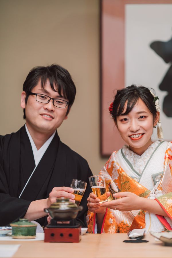 道後うめ乃やでご結婚式を挙げられたお客様の写真　紋付袴色打掛で乾杯する新郎新婦様