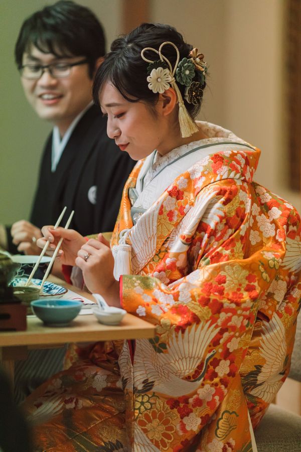 道後うめ乃やでご結婚式を挙げられたお客様の写真　新郎新婦様もしっかり召し上がっていただきました