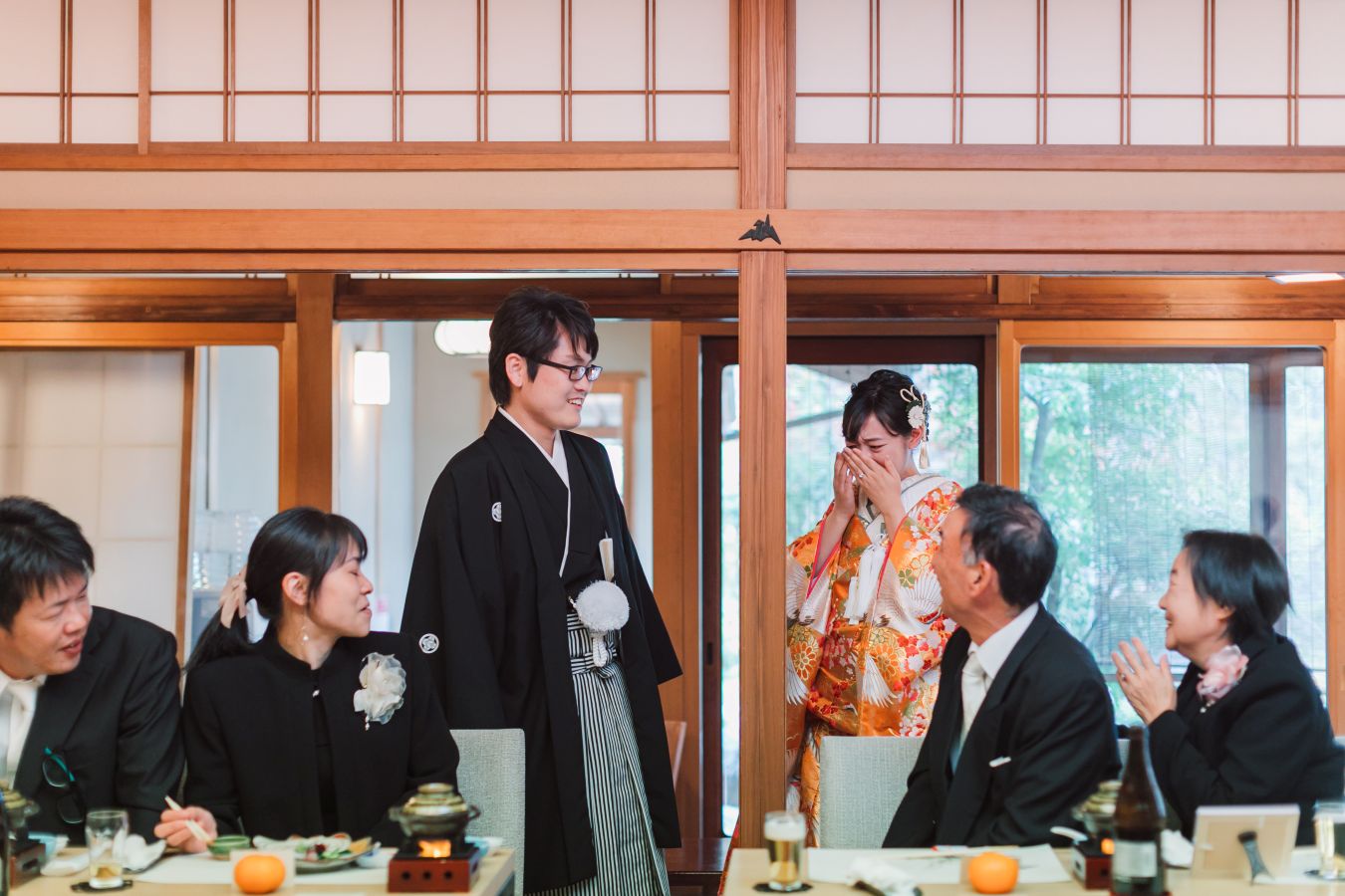 道後うめ乃やでご結婚式を挙げられたお客様の写真　ご挨拶周りをされ、思わず涙ぐむ新婦様