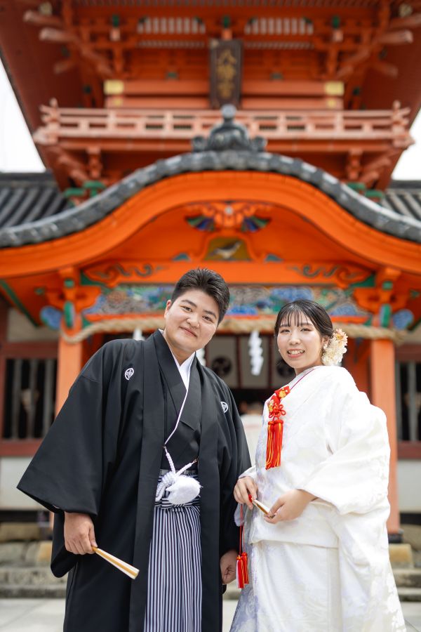 伊佐爾波神社で挙げられたお客様の結婚式写真　神社の前でお写真を撮る紋付袴白無垢姿の新郎新婦様