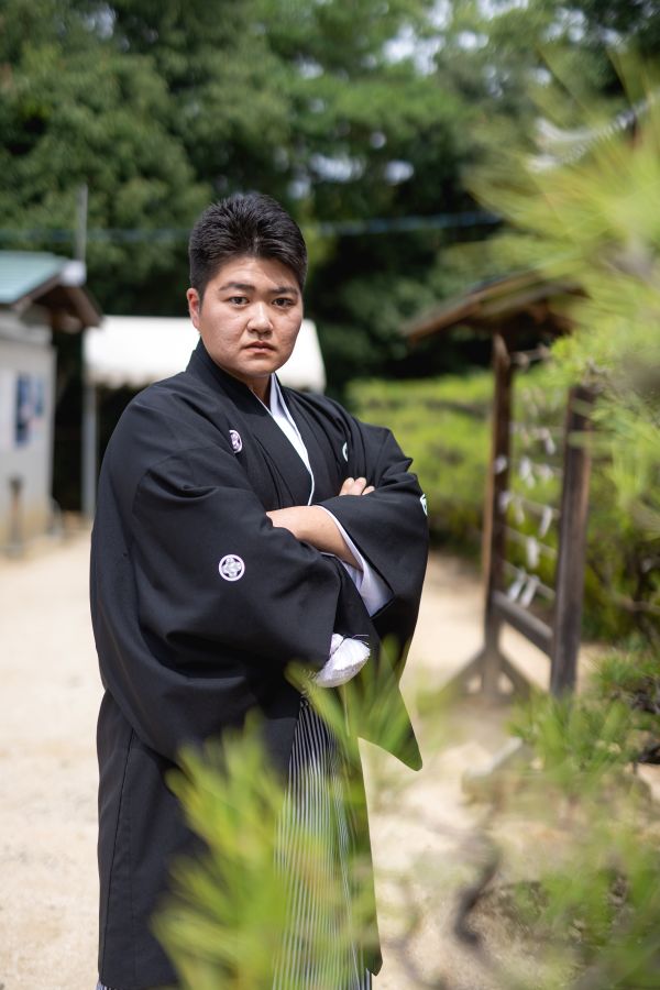 伊佐爾波神社で挙げられたお客様の結婚式写真　紋付袴姿の新郎様ソロカット