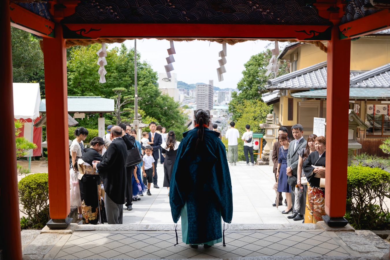 伊佐爾波神社で挙げられたお客様の結婚式写真　ご入場前ご整列いただいているご家族様