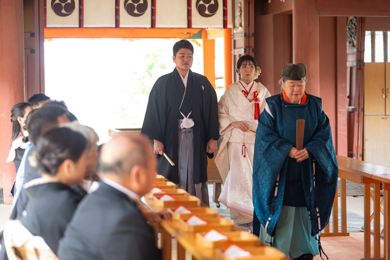 伊佐爾波神社で挙げられたお客様の結婚式写真　ご入場される紋付袴白無垢姿の新郎新婦様