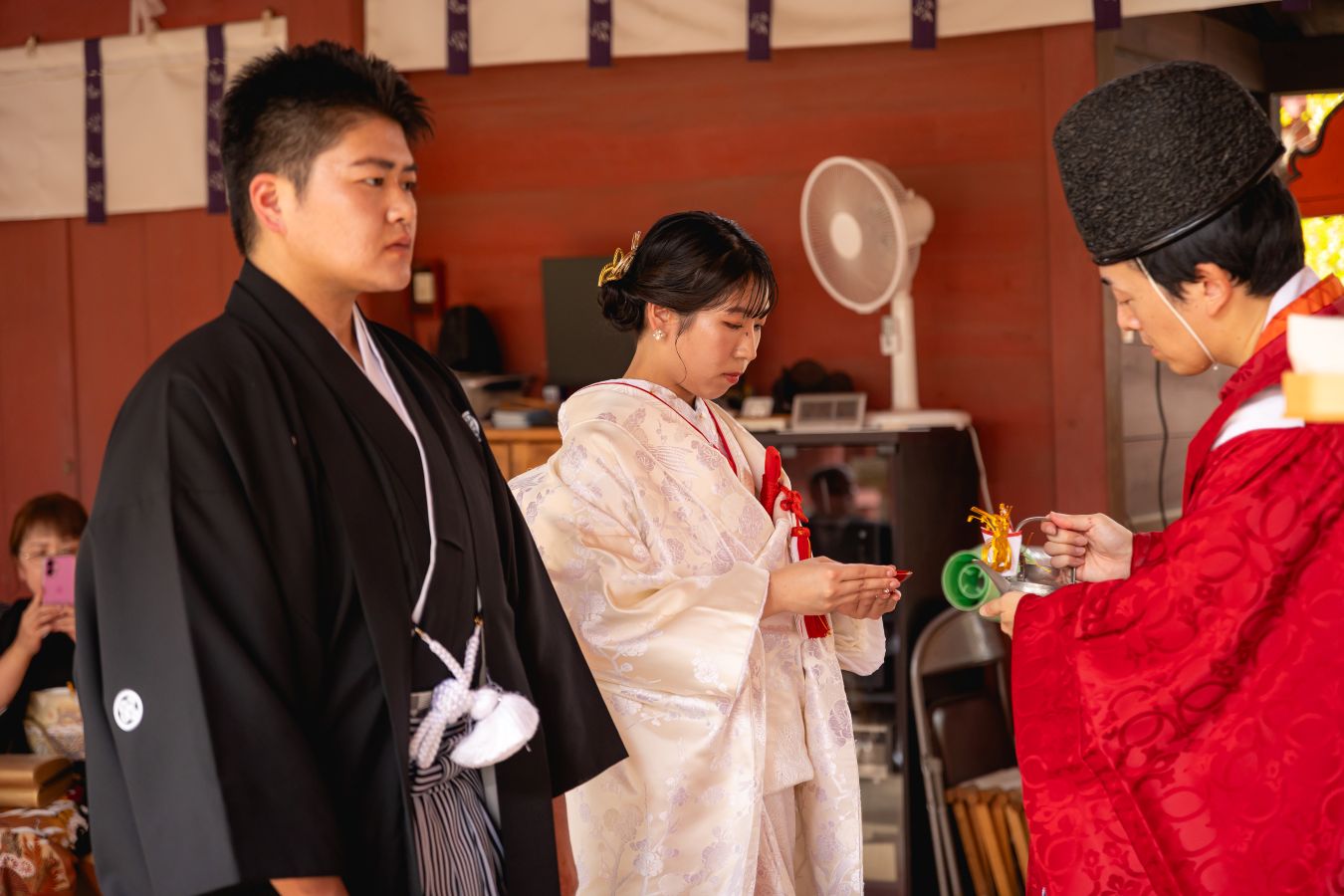 伊佐爾波神社で挙げられたお客様の結婚式写真　三々九度をする新郎新婦様