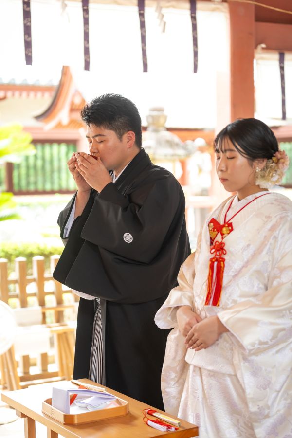 伊佐爾波神社で挙げられたお客様の結婚式写真　三々九度をする新郎新婦様