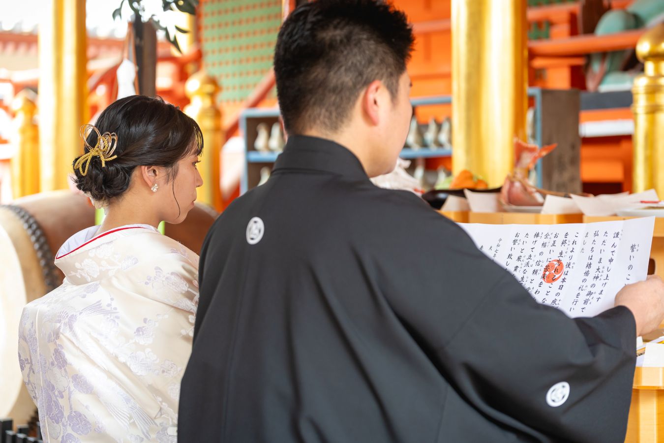 伊佐爾波神社で挙げられたお客様の結婚式写真　誓いの言葉を読む紋付袴白無垢姿の新郎新婦様