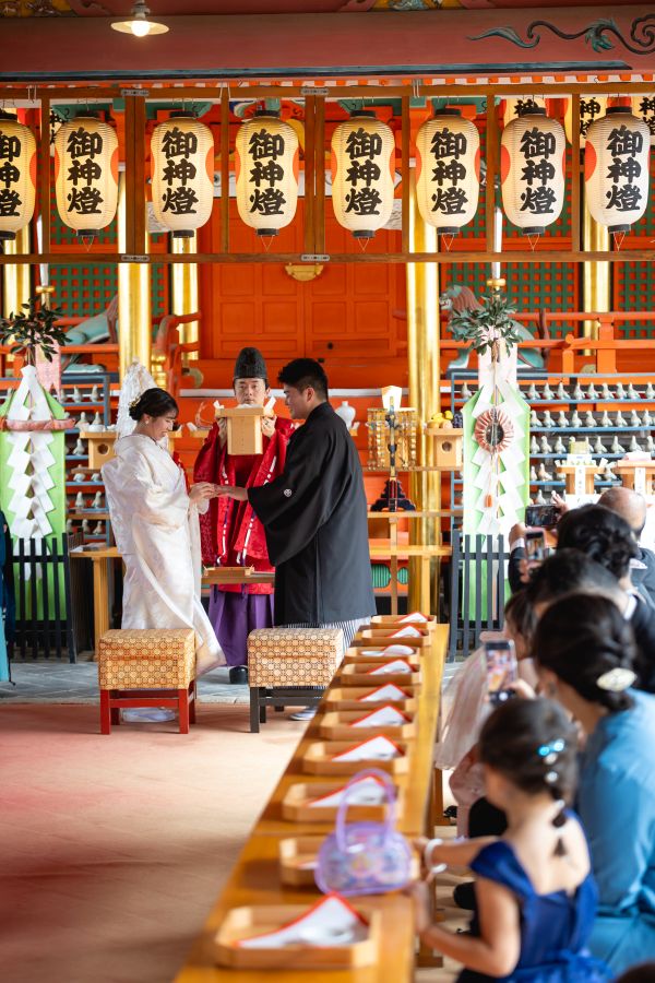 伊佐爾波神社で挙げられたお客様の結婚式写真　指輪の交換をする紋付袴白無垢姿の新郎新婦様