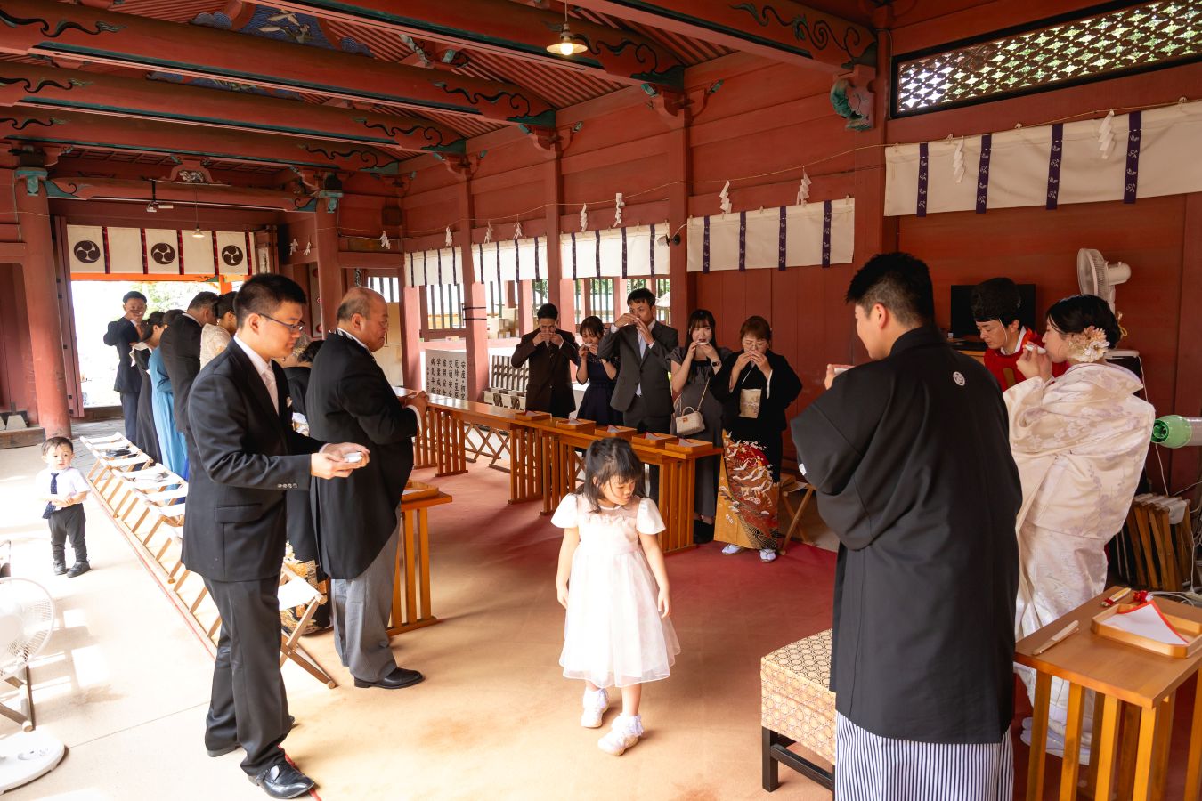 伊佐爾波神社で挙げられたお客様の結婚式写真　家族固めの盃を行う新郎新婦様とご家族様