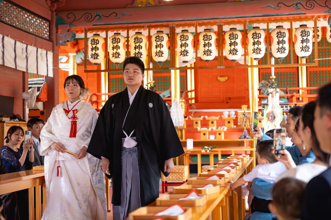 伊佐爾波神社で挙げられたお客様の結婚式写真　お式が結びご退場される紋付袴白無垢姿の新郎新婦様