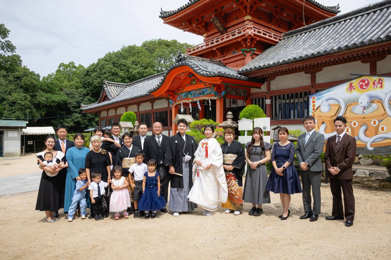 伊佐爾波神社で挙げられたお客様の結婚式写真　ご家族様と集合写真を撮る新郎新婦様