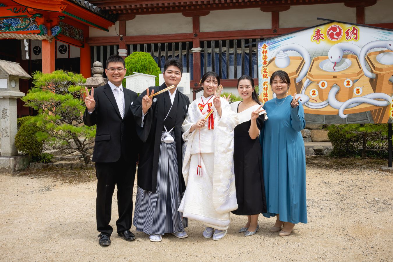 伊佐爾波神社で挙げられたお客様の結婚式写真　ご友人様とお写真を撮る新郎新婦様