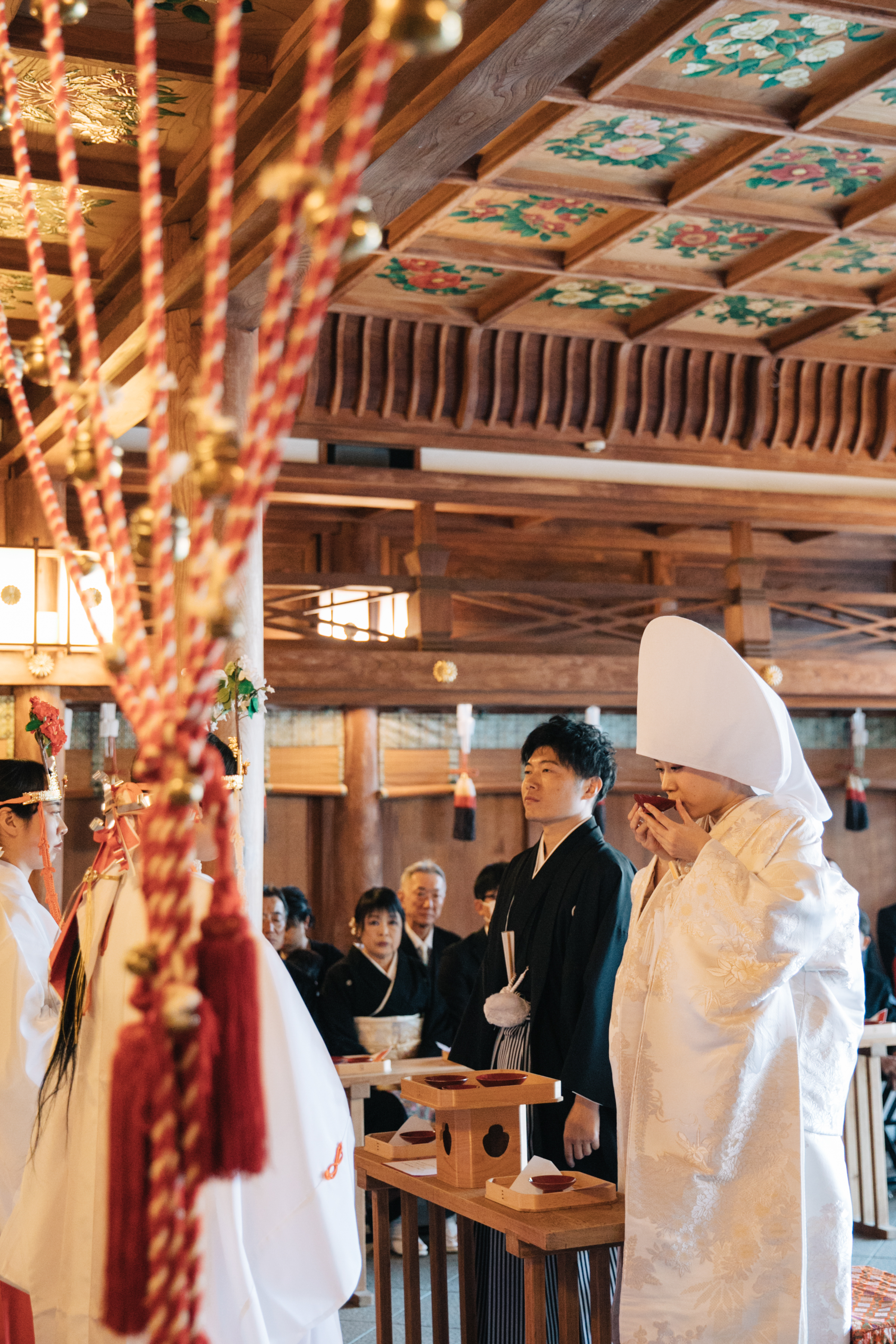 伊豫豆比古命神社 椿祷殿（椿神社）で挙げられたお客様の結婚式　神前式で三々九度をする紋付袴白無垢姿の新郎新婦様