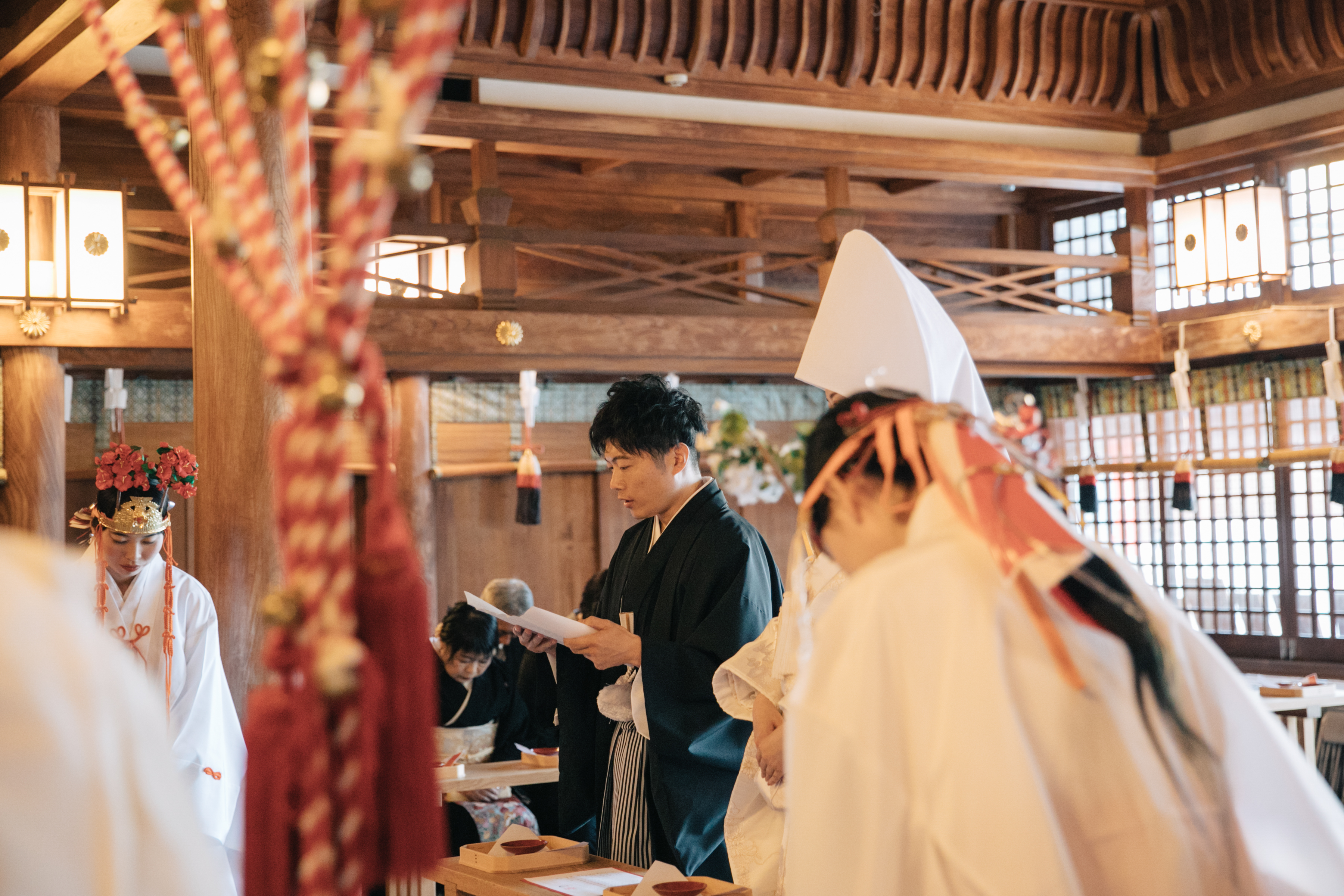 伊豫豆比古命神社 椿祷殿（椿神社）で挙げられたお客様の結婚式　神前式で誓いの言葉を読む紋付袴姿の新郎様