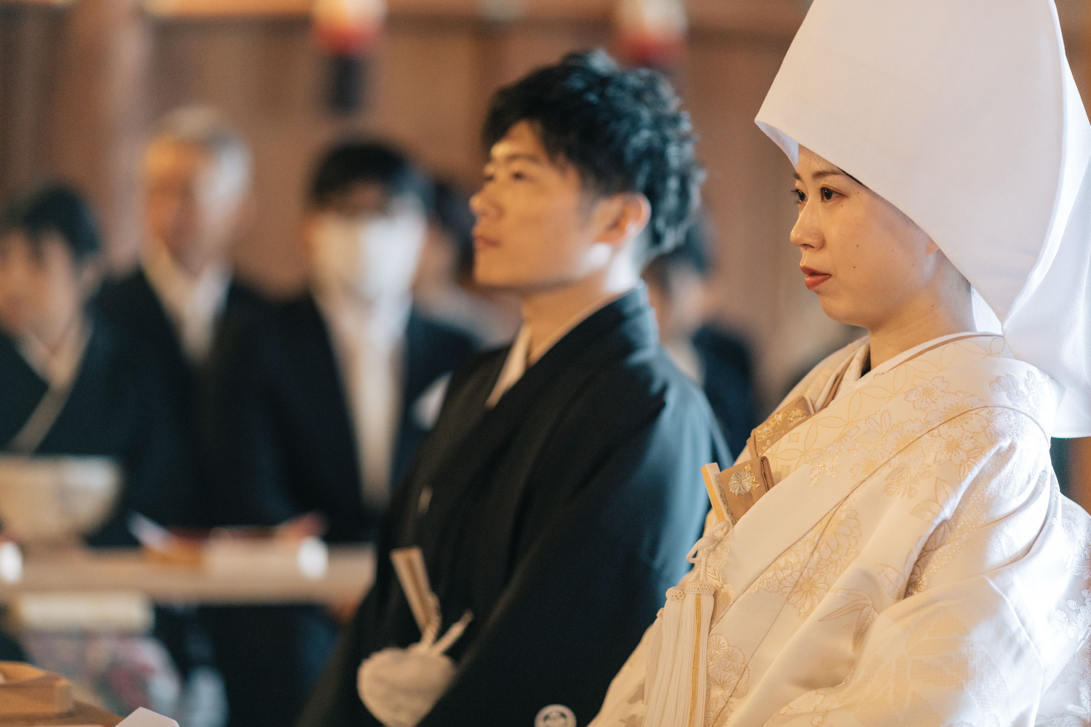 伊豫豆比古命神社 椿祷殿（椿神社）で挙げられたお客様の結婚式　神前式凛々しい表情の紋付袴白無垢姿の新郎新婦様