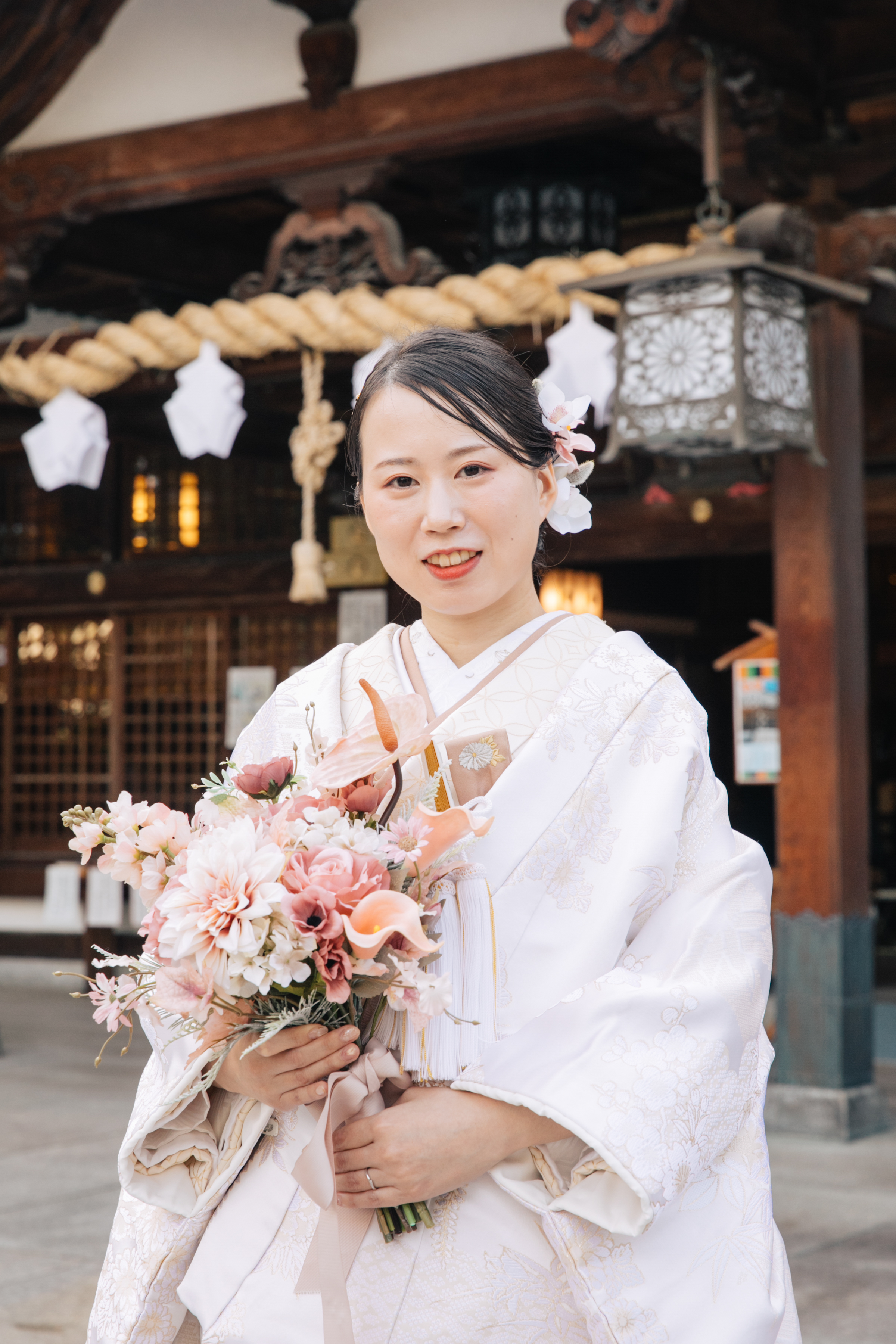 伊豫豆比古命神社 椿祷殿（椿神社）で挙げられたお客様の結婚式　白無垢姿でブーケを持つ新婦様