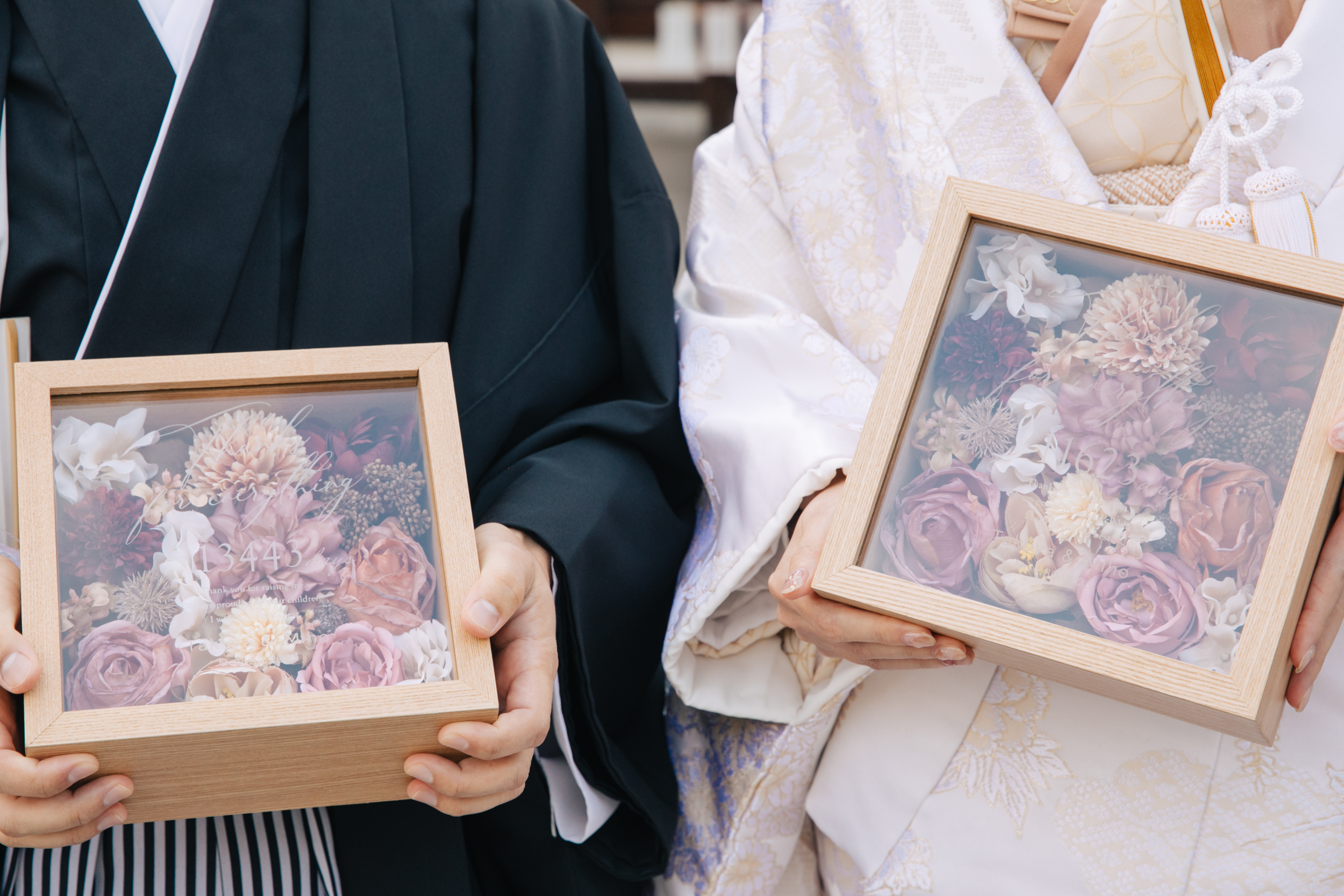 伊豫豆比古命神社 椿祷殿（椿神社）で挙げられたお客様の結婚式　ご両親様へお渡しするお花の記念品を持った紋付袴白無垢姿の新郎新婦様の手元
