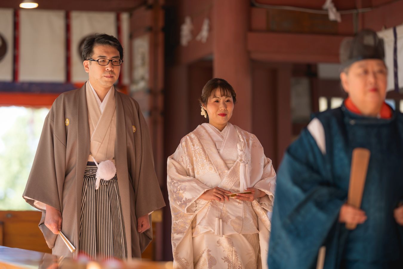 伊佐爾波神社で挙げられたお客様の結婚式写真　入場をする紋付袴白無垢姿の新郎新婦様