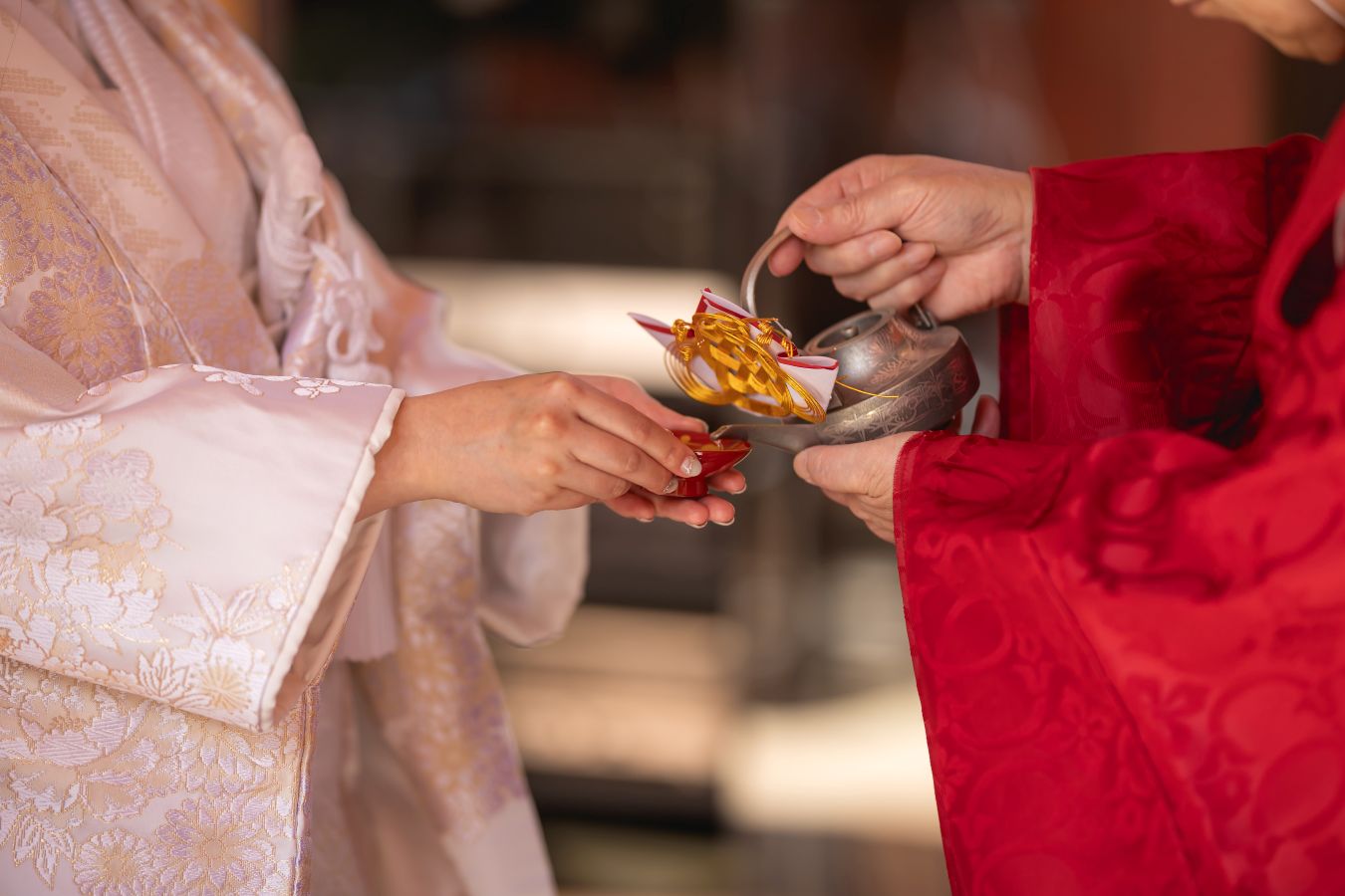 伊佐爾波神社で挙げられたお客様の結婚式写真　三々九度のお酒を注いでもらう新婦様の手元
