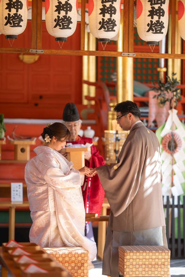 伊佐爾波神社で挙げられたお客様の結婚式写真　指輪の交換をする新郎新婦様