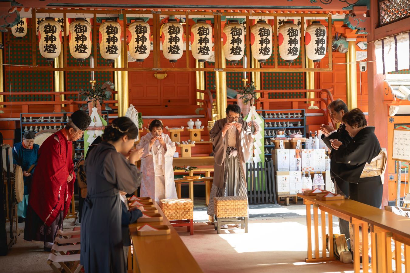 伊佐爾波神社で挙げられたお客様の結婚式写真　親族固めの盃を交わす新郎新婦様とご家族様
