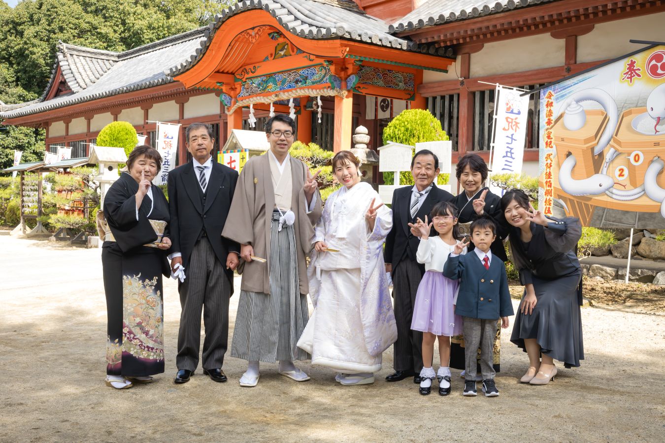 伊佐爾波神社で挙げられたお客様の結婚式写真　式が結んだあと家族写真を撮る新郎新婦様