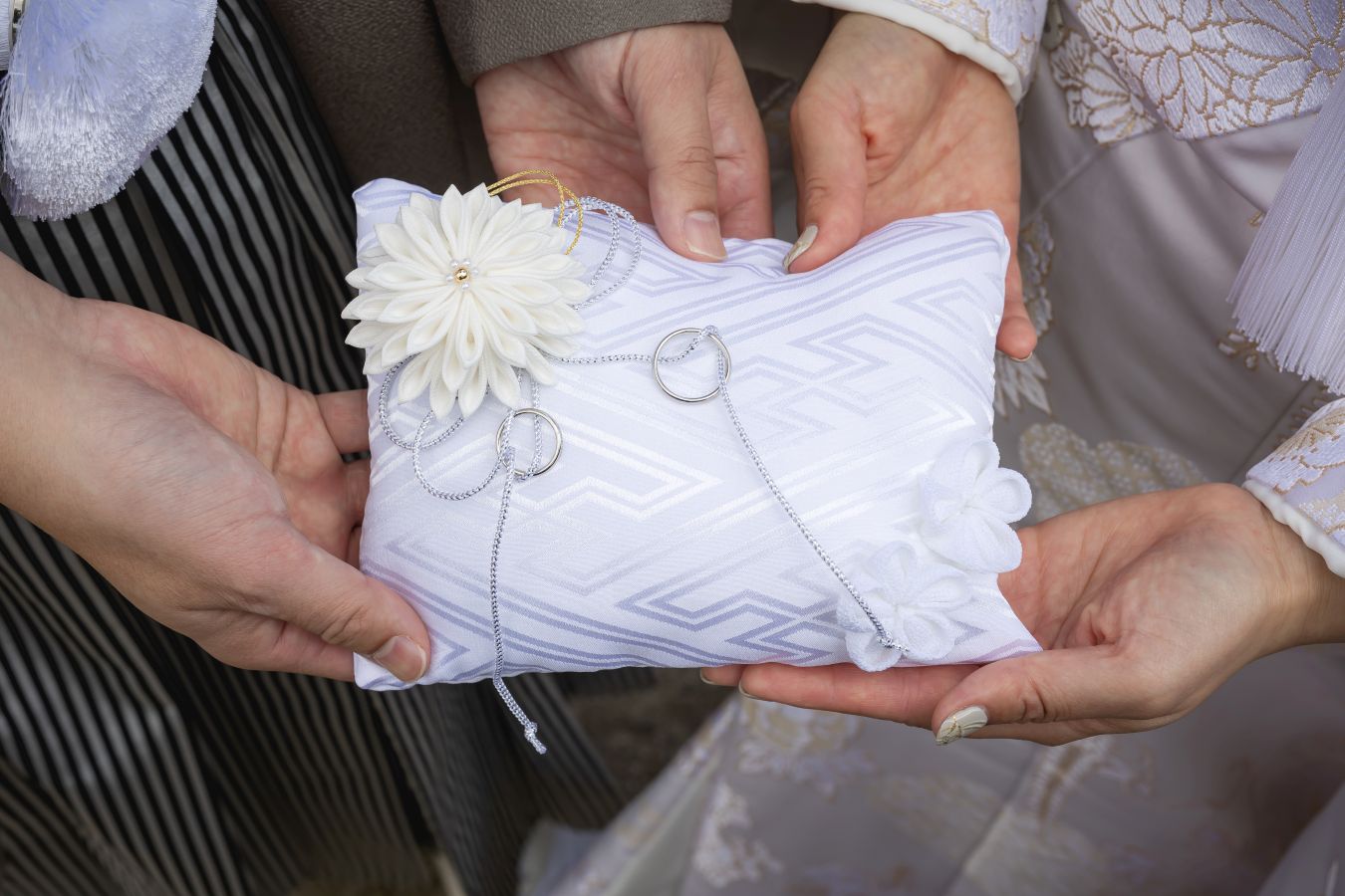 伊佐爾波神社で挙げられたお客様の結婚式写真　新婦様手作りのリングピローと新郎新婦様の指輪