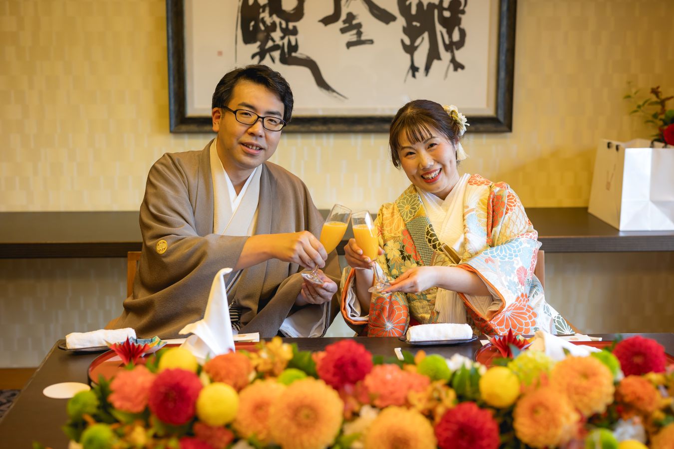 伊佐爾波神社で挙げられたお客様の結婚式写真　ご会食は色打掛にチェンジ　会場装花も華やかにお生花で