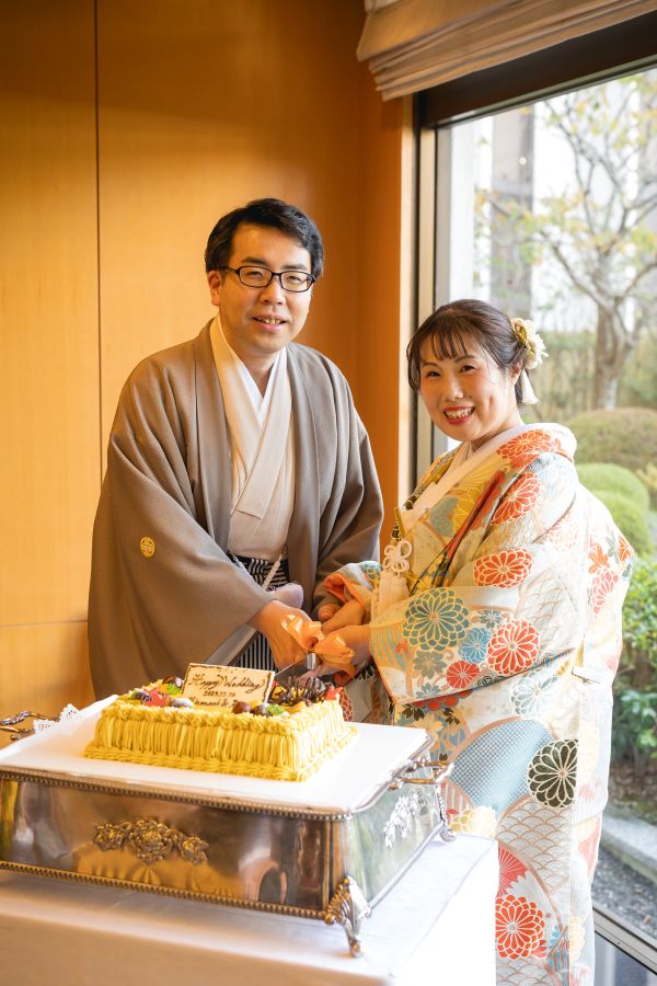 伊佐爾波神社で挙げられたお客様の結婚式写真　モンブランのウェディングケーキ入刀をする新郎新婦様