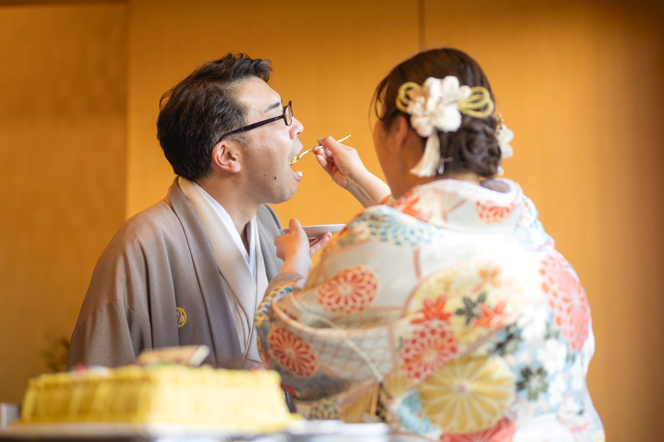 伊佐爾波神社で挙げられたお客様の結婚式写真　ウェディングケーキでファーストバイトをする新郎新婦様