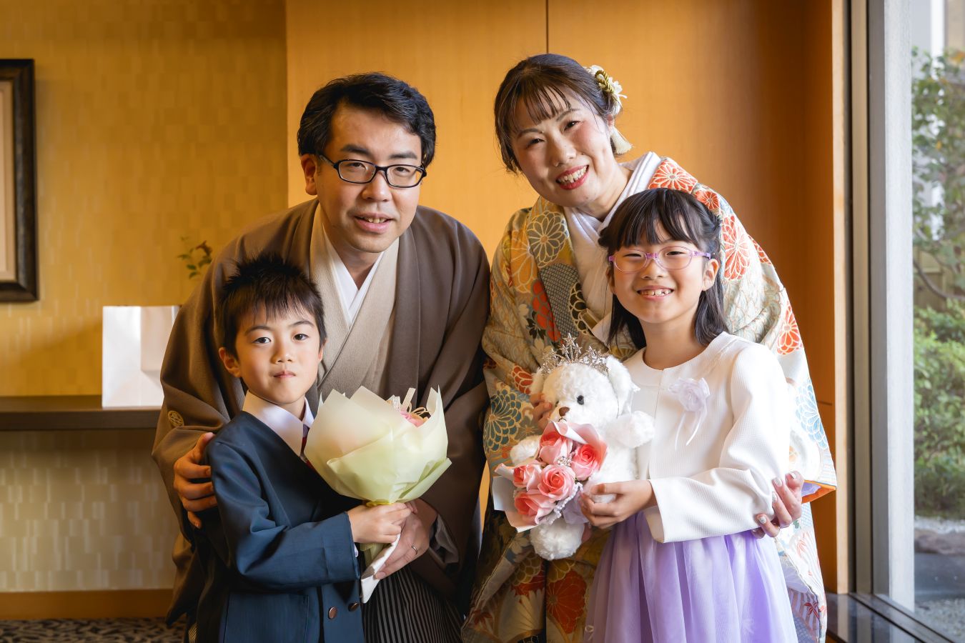 伊佐爾波神社で挙げられたお客様の結婚式写真　姪っ子と甥っ子からプレゼントをもらった新郎新婦様