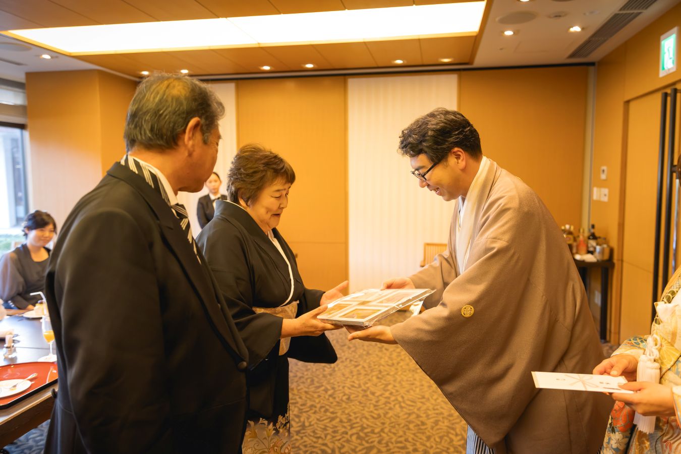 伊佐爾波神社で挙げられたお客様の結婚式写真　感謝の気持ちを込めた記念品をご両親様にお渡しする新郎様