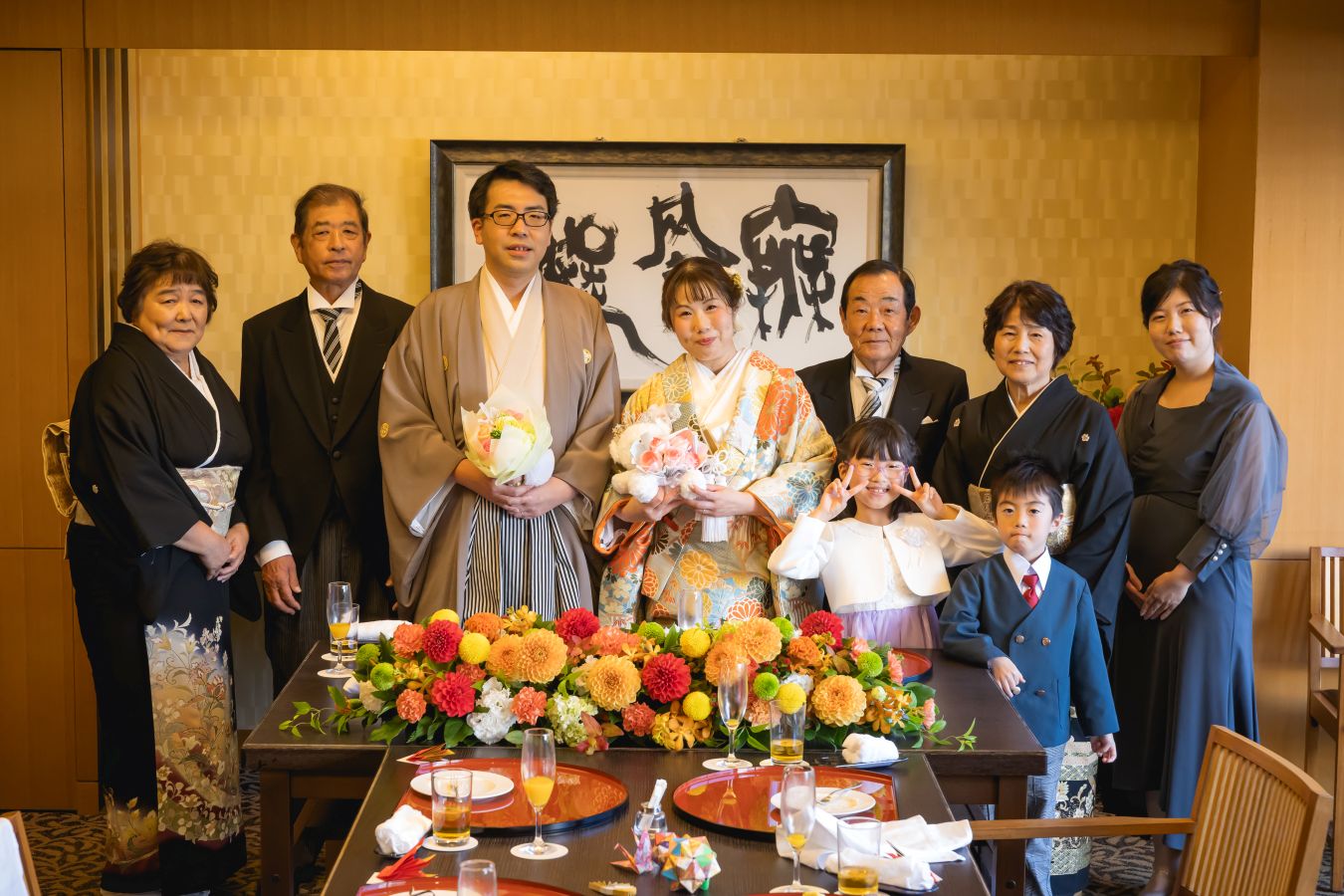 伊佐爾波神社で挙げられたお客様の結婚式写真　ご会食の結びにご集合写真を撮る新郎新婦様
