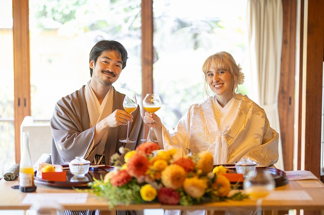 道後うめ乃やで結婚式をあげられた国際結婚のお二人　日本での結婚式は和の空間、和の衣装で開催　ご当地ならではのみかんジュースで乾杯！　