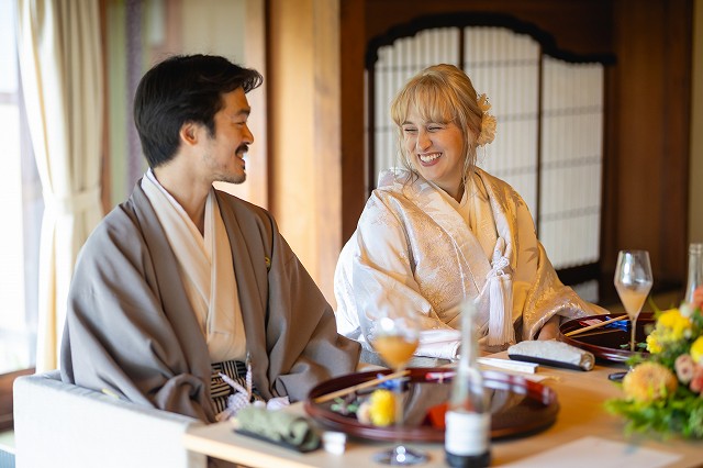 道後うめ乃や　緊張のセレモニーを結び和やかな表情のお二人