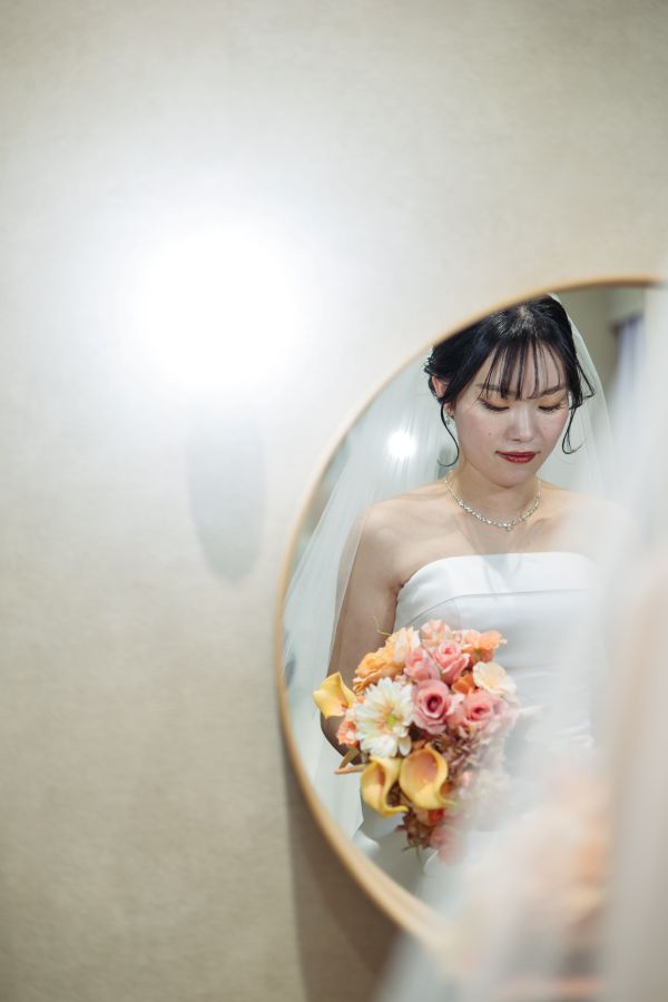 小さな結婚式 松山チャペルで挙げられたお客様の結婚式写真　お支度が仕上がったウェディングドレス姿の新婦様