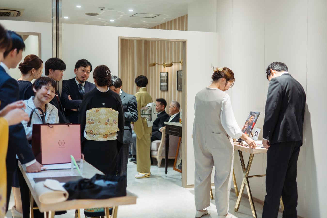 小さな結婚式 松山チャペルで挙げられたお客様の結婚式写真　待合スペースではウェルカムグッズを見たり皆さんでお話したりととても賑やか
