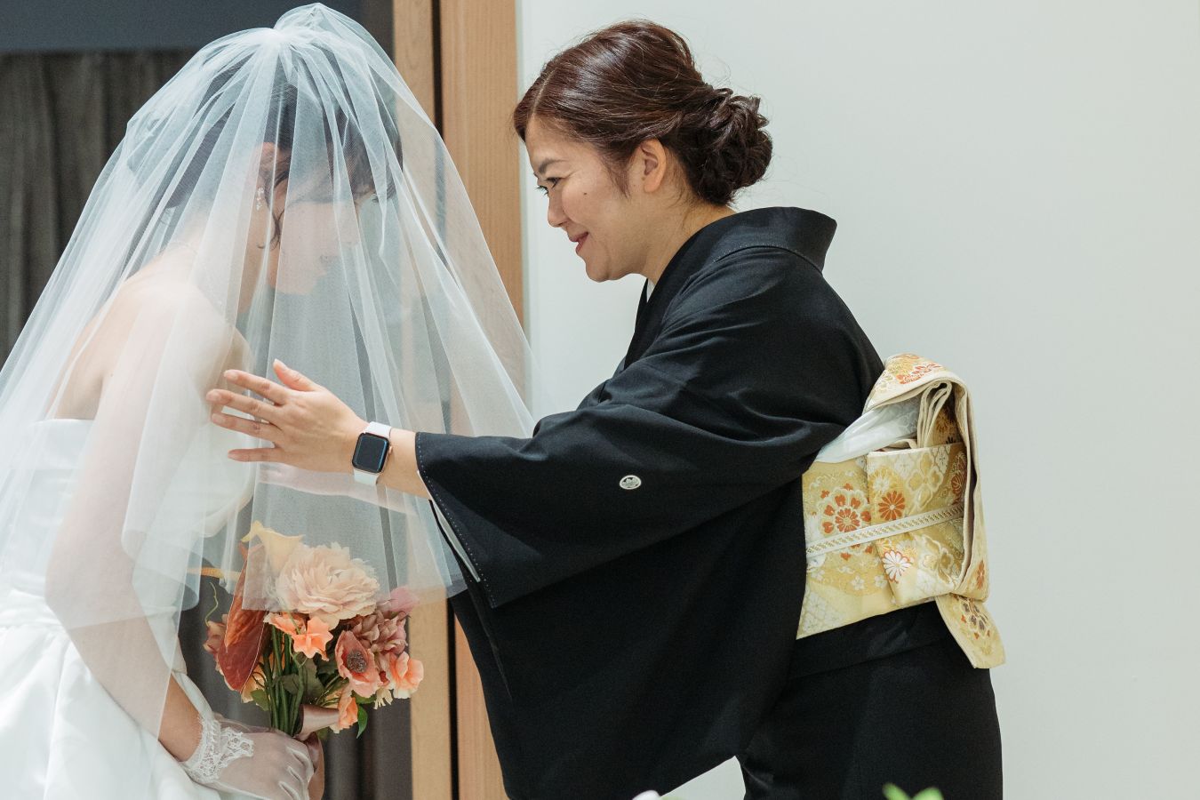 小さな結婚式 松山チャペルで挙げられたお客様の結婚式写真　お母様にベールダウンしてもらって言葉をかけてもらう新婦様