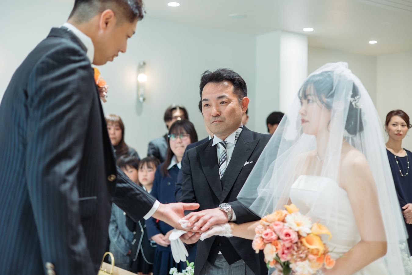 小さな結婚式 松山チャペルで挙げられたお客様の結婚式写真　お父様から新郎様へ新婦様のバトンタッチ