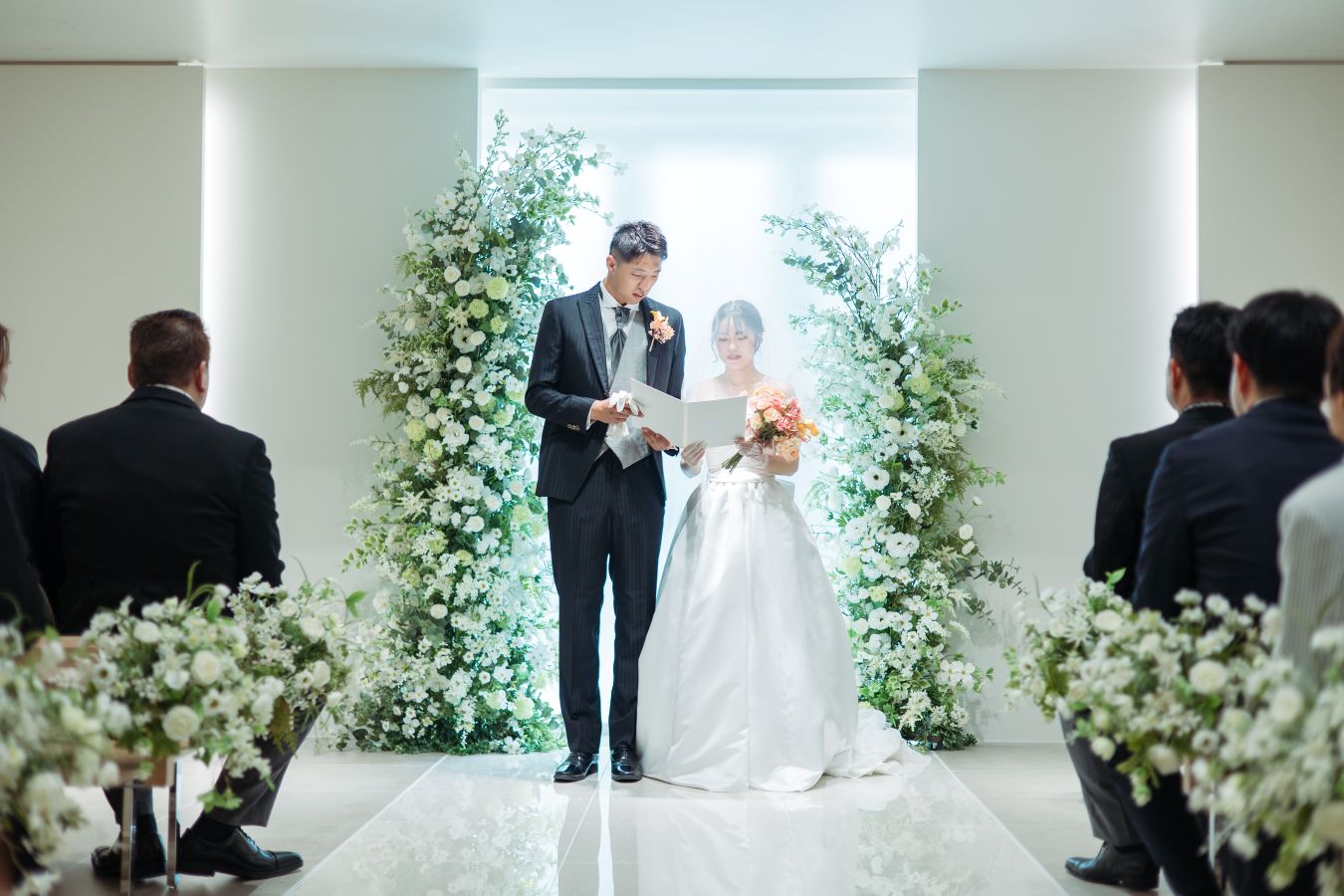 小さな結婚式 松山チャペルで挙げられたお客様の結婚式写真　ご家族様に見守られ誓いの言葉を読む新郎新婦様