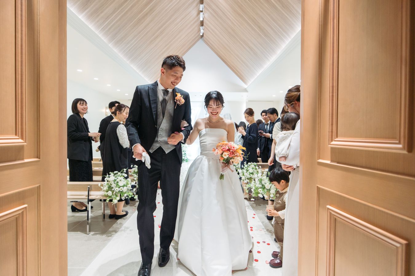 小さな結婚式 松山チャペルで挙げられたお客様の結婚式写真　ご家族様にご祝福いただき笑顔でご退場する新郎新婦様