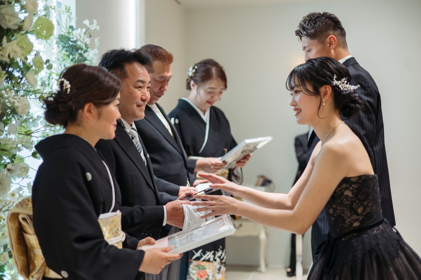 小さな結婚式 松山チャペルで挙げられたお客様の結婚式写真　再入場してご両親様に記念品を贈呈する新郎新婦様