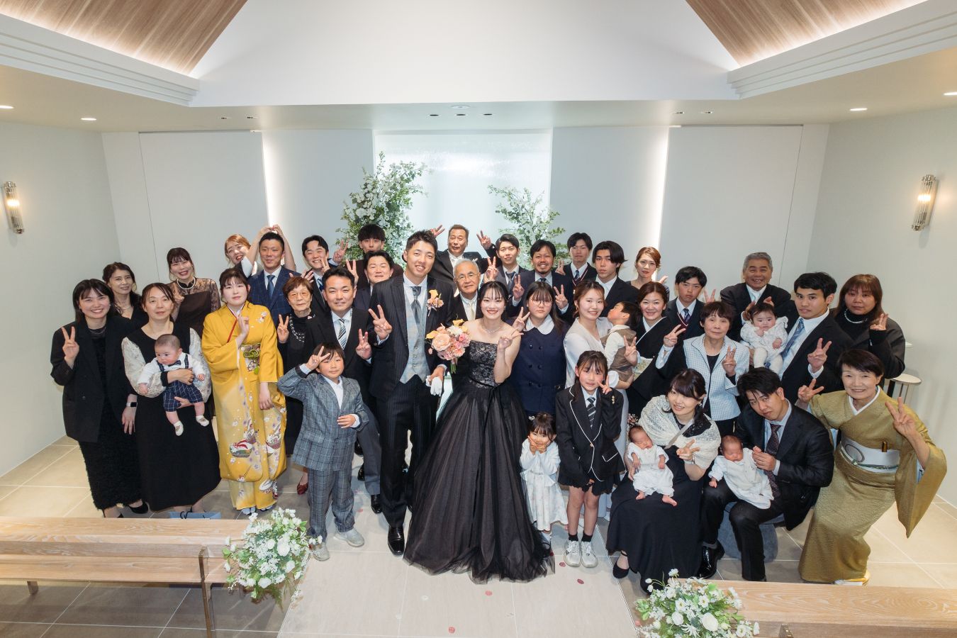 小さな結婚式 松山チャペルで挙げられたお客様の結婚式写真　ご家族皆様でご集合写真を撮る新郎新婦様